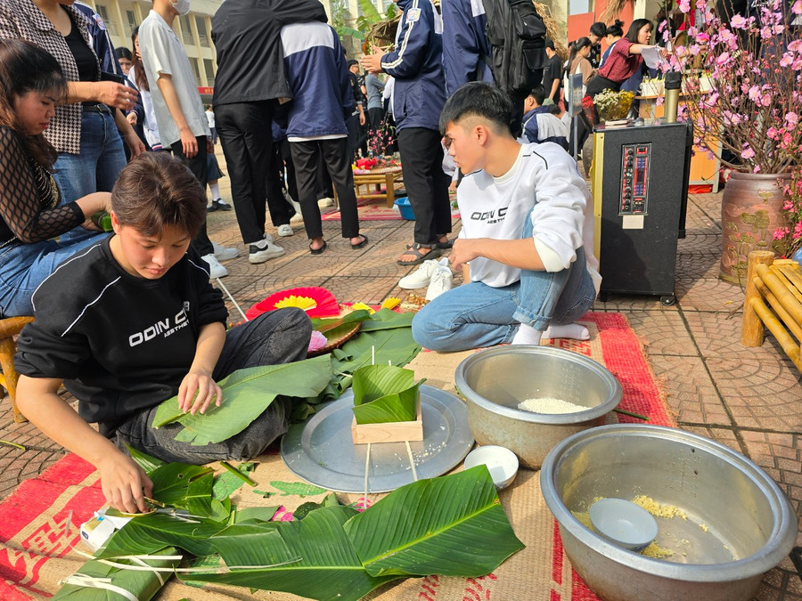 Các em tham gia gói bánh chưng Tết tại sân trường. Các em tham gia gói bánh chưng Tết tại sân trường.