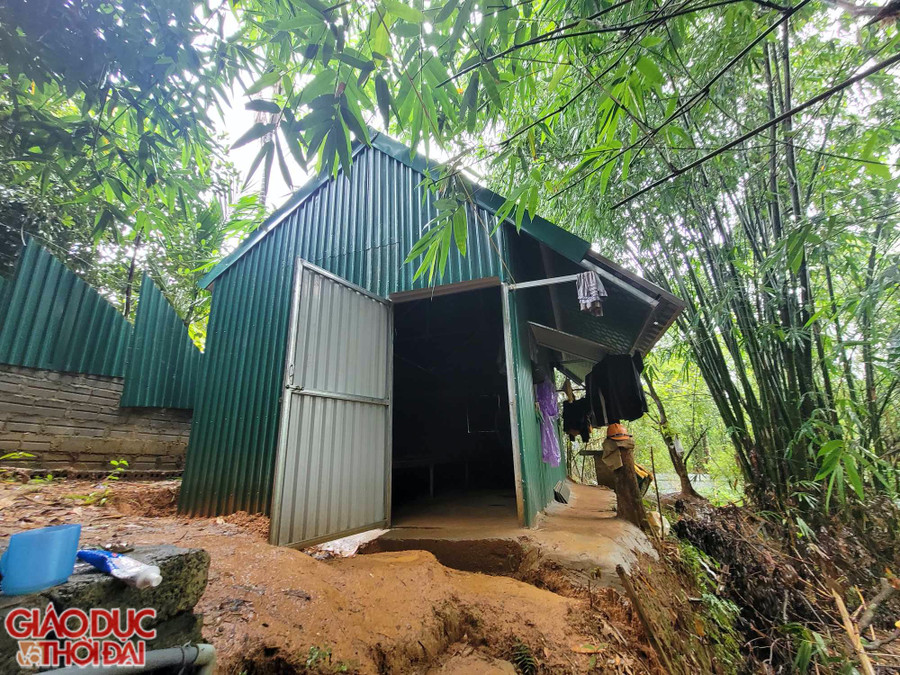 Lán trại cho những người khai thác vàng ở lại. (Ảnh: NT) Lán trại cho những người khai thác vàng ở lại. (Ảnh: NT)