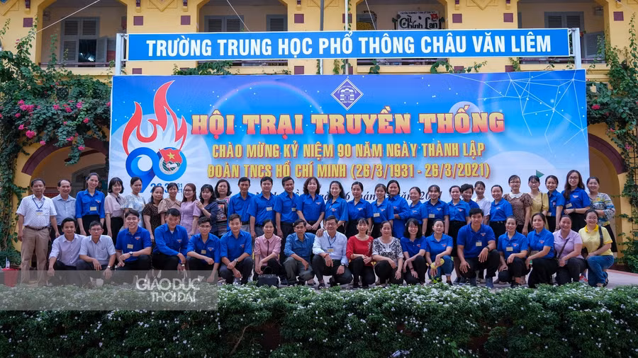 Tập thể giáo viên Trường THPT Châu Văn Liêm chụp ảnh lưu niệm.