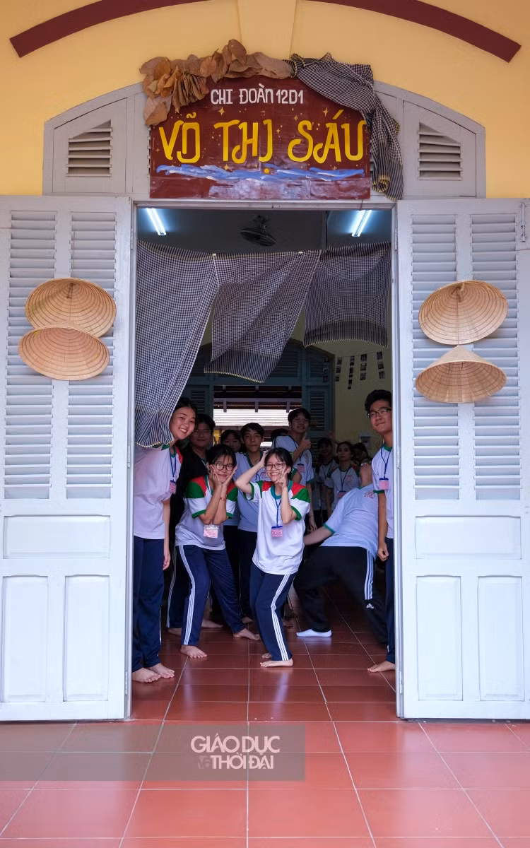 Tận dụng lớp học để cắm trại, hình ảnh cổng trại của các em học sinh.