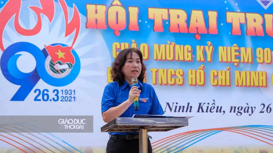 Cô Trần Thị Lụa - Hiệu trưởng Trường THPT Châu Văn Liêm phát biểu khai mạc hội trại.