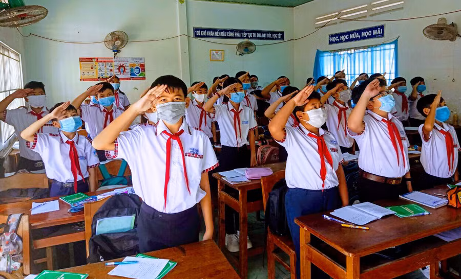 HS Trường THCS Thị trấn Vĩnh Thạnh chào cờ tại lớp học sáng 1/3.