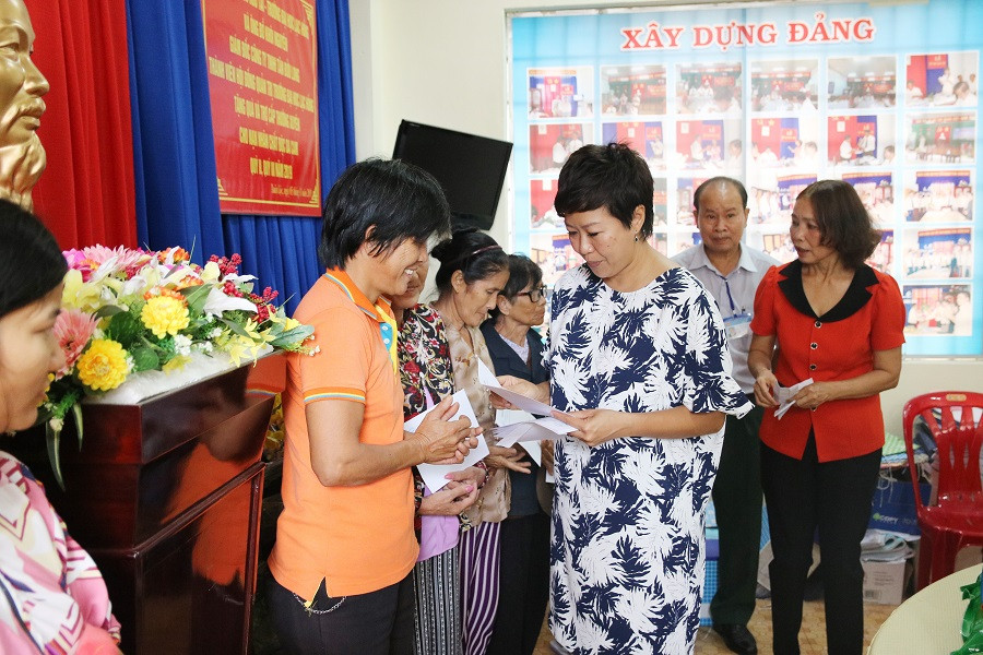 TS Đỗ Thị Lan Đài - Chủ tịch HĐQT Trường ĐH Lạc Hồng trao tặng quà cho các gia đình có nạn nhân bị chất độc da cam TS Đỗ Thị Lan Đài - Chủ tịch HĐQT Trường ĐH Lạc Hồng trao tặng quà cho các gia đình có nạn nhân bị chất độc da cam