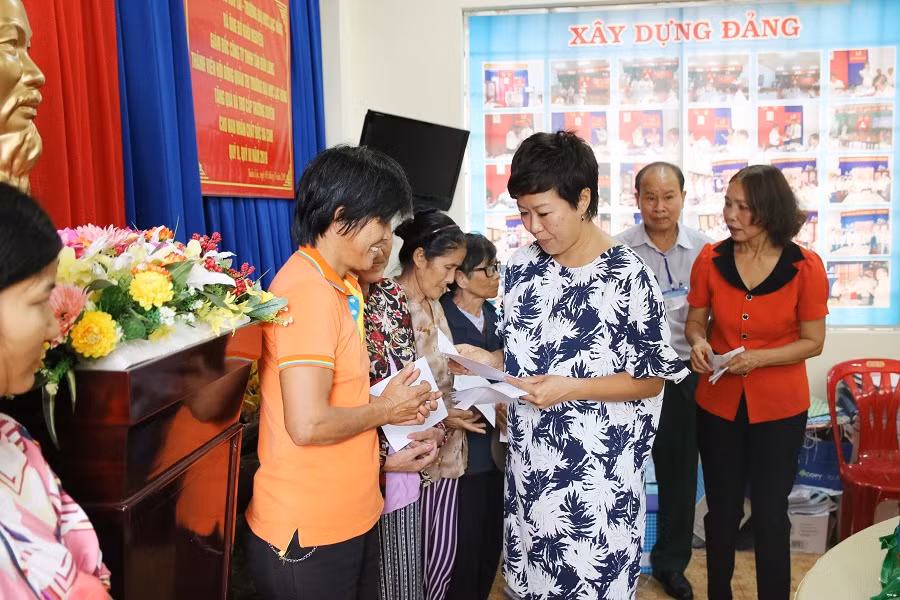 TS Đỗ Thị Lan Đài - Chủ tịch HĐQT Trường ĐH Lạc Hồng trao tặng quà cho các gia đình có nạn nhân bị chất độc da cam