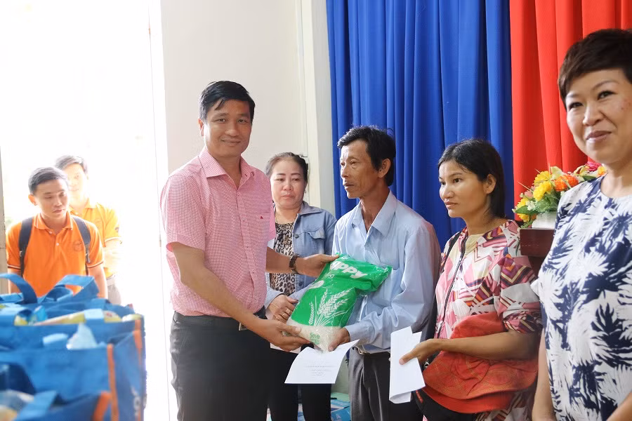 Các hoạt động nhân ái, nghĩa cử nhân văn là thông điệp về trách nhiệm xã hội mà tập thể CB-GV- Sinh viên trường ĐH Lạc Hồng muốn gửi gắm đến cộng đồng 