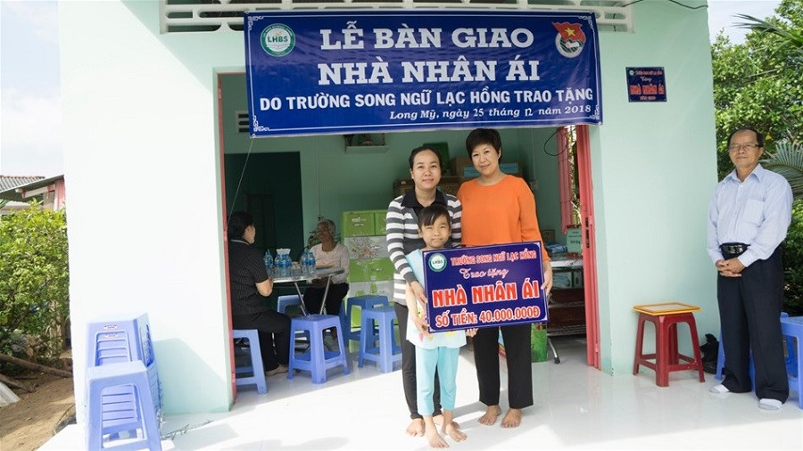 TS Đỗ Thị Lan Đài - Chủ tịch HĐQT Trường ĐH Lạc Hồng tặng nhà cho các gia đình có hoàn cành khó khăn TS Đỗ Thị Lan Đài - Chủ tịch HĐQT Trường ĐH Lạc Hồng tặng nhà cho các gia đình có hoàn cành khó khăn