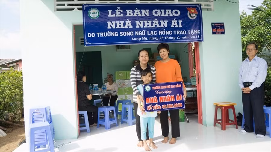 TS Đỗ Thị Lan Đài - Chủ tịch HĐQT Trường ĐH Lạc Hồng tặng nhà cho các gia đình có hoàn cành khó khăn