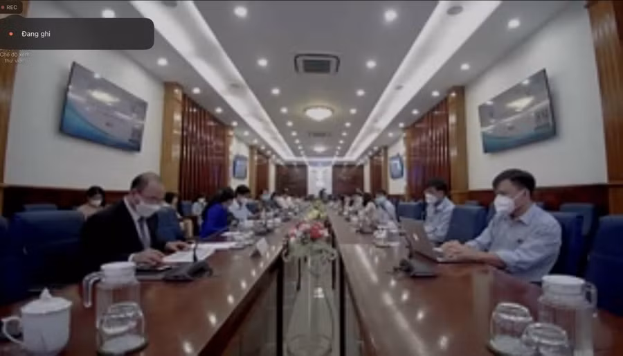 Quang cảnh Hội thảo tại điểm cầu Trường Đại học Thủ Dầu Một. (Ảnh chụp màn hình)