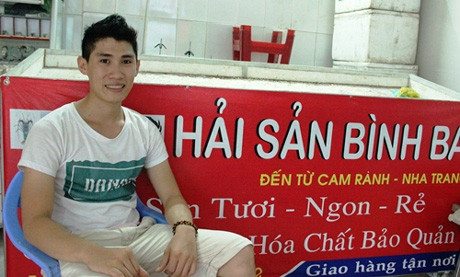 Phan Văn An bên cửa hàng Hải sản Bình Ba ở chợ Tân Mỹ (TPHCM)