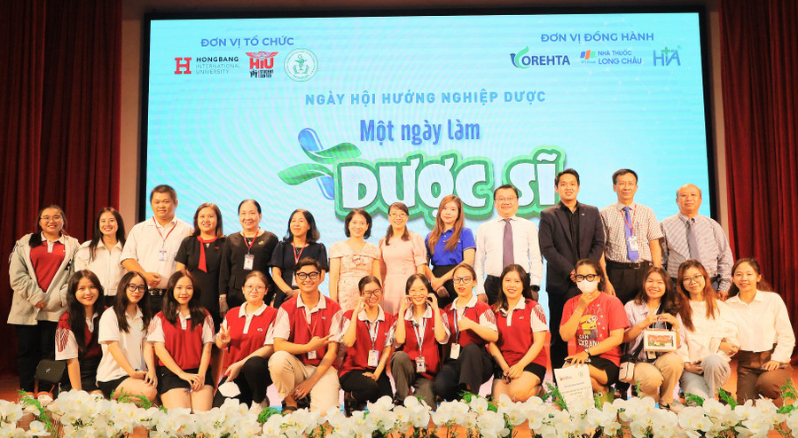 Sinh viên khoa Dược HIU chụp ảnh lưu niệm cùng các đại biểu chương trình. Sinh viên khoa Dược HIU chụp ảnh lưu niệm cùng các đại biểu chương trình.