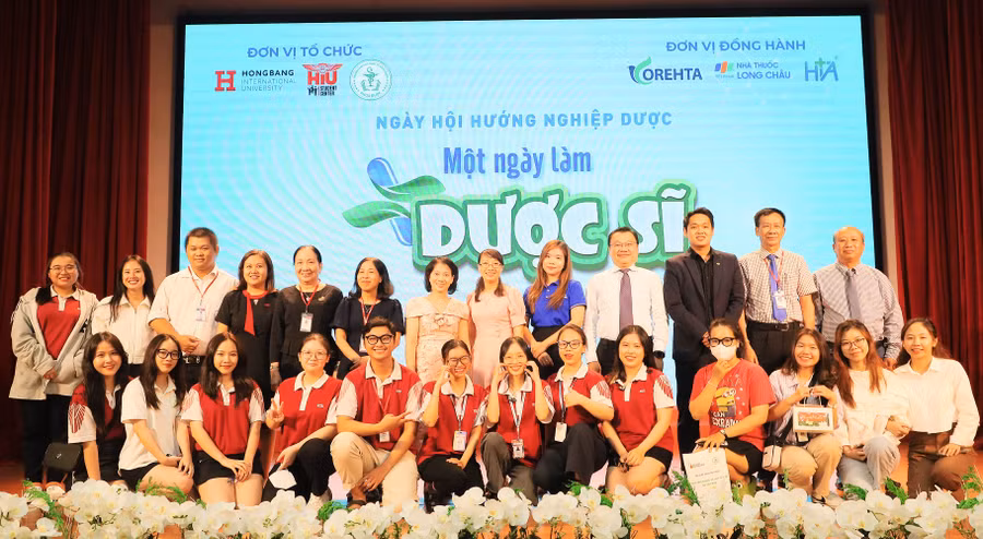 Sinh viên khoa Dược HIU chụp ảnh lưu niệm cùng các đại biểu chương trình.