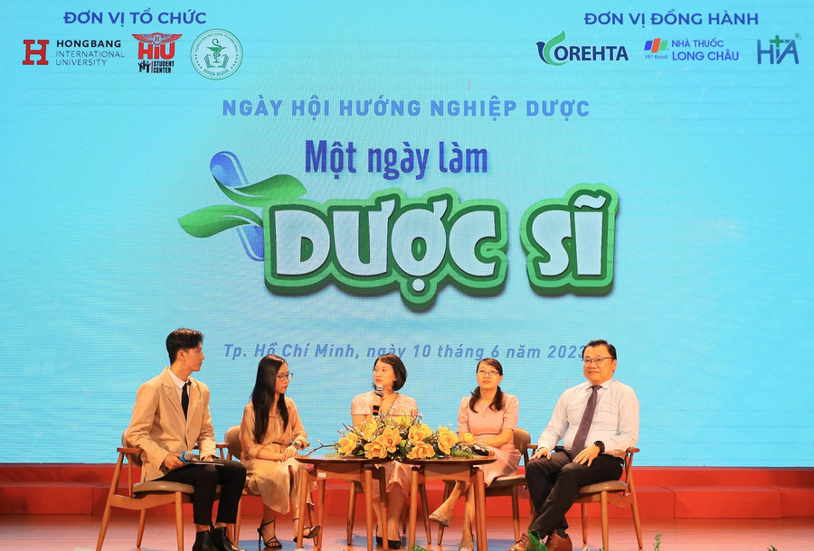 Các diễn giả tại buổi hội thảo Ngày hội Hướng nghiệp Dược. Các diễn giả tại buổi hội thảo Ngày hội Hướng nghiệp Dược.