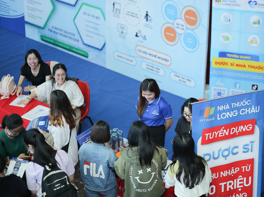 Khu vực gian hàng tuyển dụng của các doanh nghiệp Dược tại ngày hội hướng nghiệp Dược. Khu vực gian hàng tuyển dụng của các doanh nghiệp Dược tại ngày hội hướng nghiệp Dược.