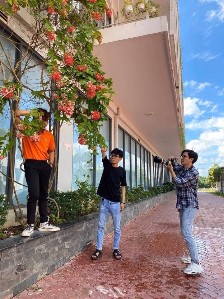 Nhờ bạn thân chụp ảnh và cái kết cười ra nước mắt ảnh 11