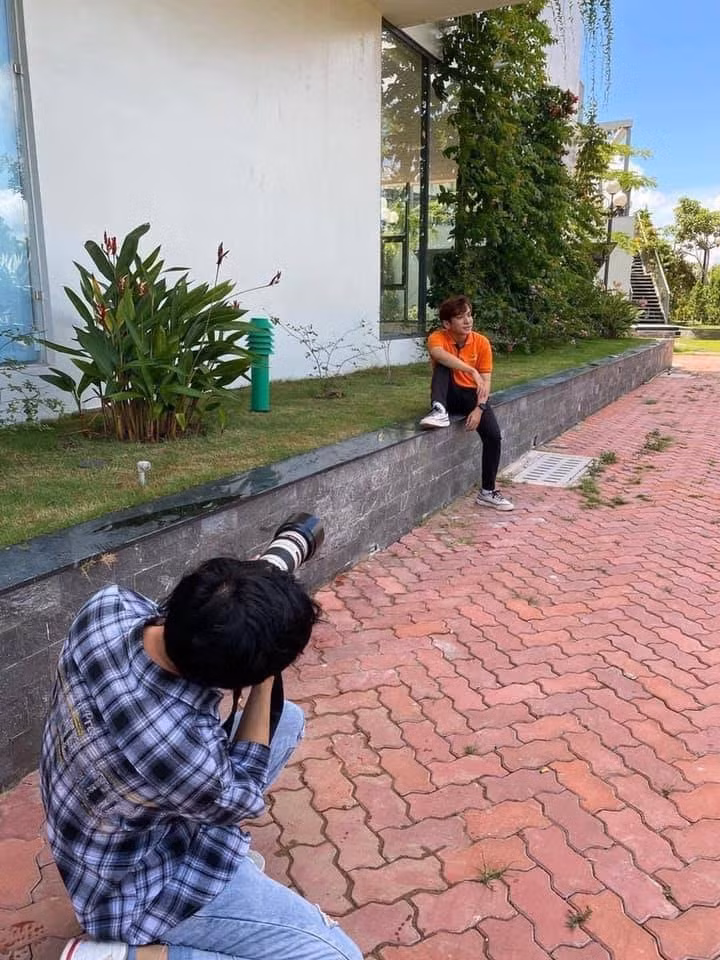 Nhờ bạn thân chụp ảnh và cái kết cười ra nước mắt ảnh 15