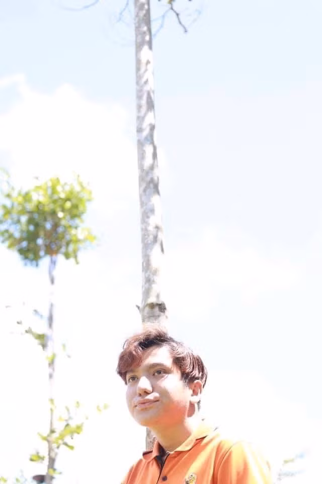 Nhờ bạn thân chụp ảnh và cái kết cười ra nước mắt ảnh 6