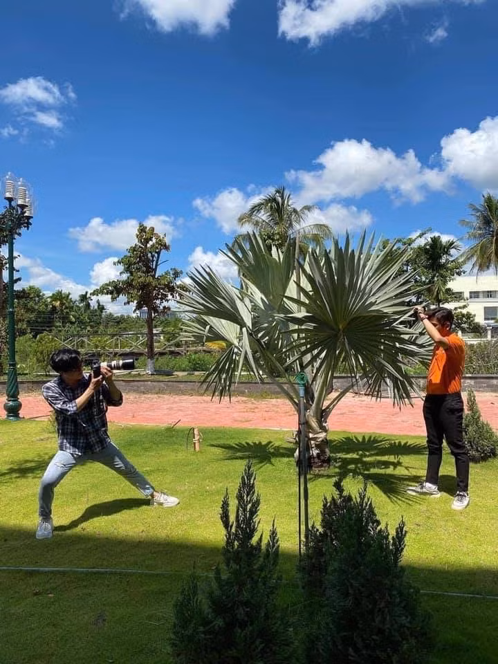 Nhờ bạn thân chụp ảnh và cái kết cười ra nước mắt ảnh 13