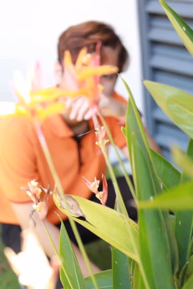 Nhờ bạn thân chụp ảnh và cái kết cười ra nước mắt ảnh 8