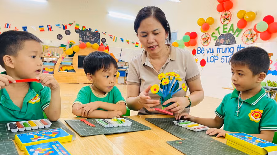 Cô trò Trường Mầm non Hải Lý (Hải Hậu, Nam Định) trong một hoạt động trên lớp. 