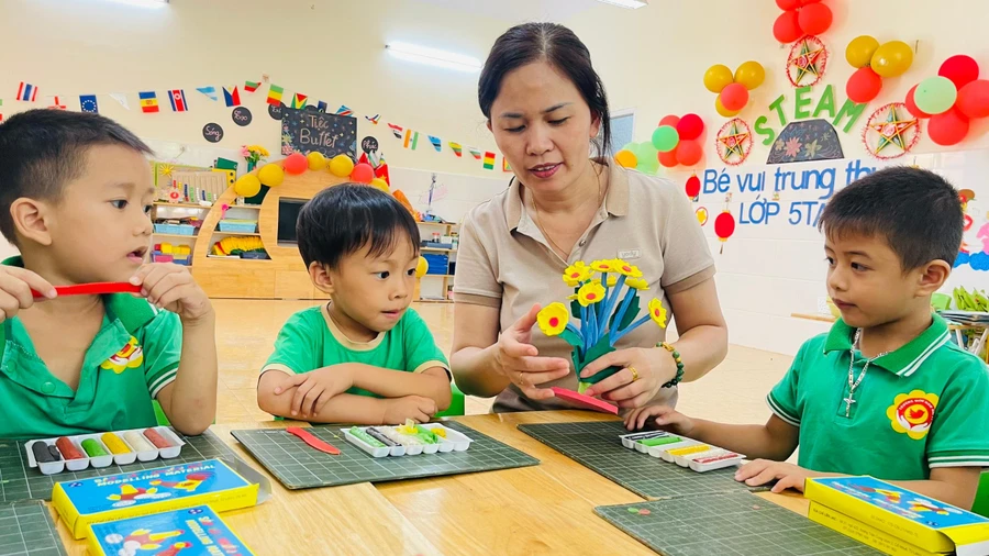 Cô trò Trường Mầm non Hải Lý (Hải Hậu, Nam Định) trong một hoạt động trên lớp. 