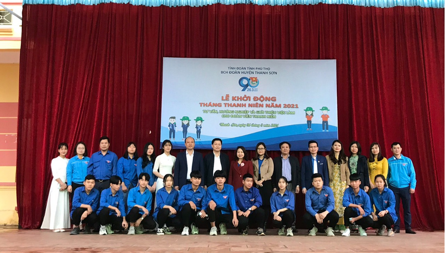 Các đồng chí lãnh đạo Tỉnh đoàn, Huyện ủy Thanh Sơn chụp ảnh lưu niệm cùng Câu lạc bộ sáng tạo trẻ trường THPT Hương Cần. Các đồng chí lãnh đạo Tỉnh đoàn, Huyện ủy Thanh Sơn chụp ảnh lưu niệm cùng Câu lạc bộ sáng tạo trẻ trường THPT Hương Cần.
