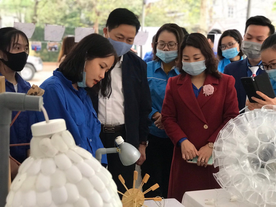 Các đại biểu tham quan gian hàng trưng bày cuộc thi sáng tạo trẻ. Các đại biểu tham quan gian hàng trưng bày cuộc thi sáng tạo trẻ.