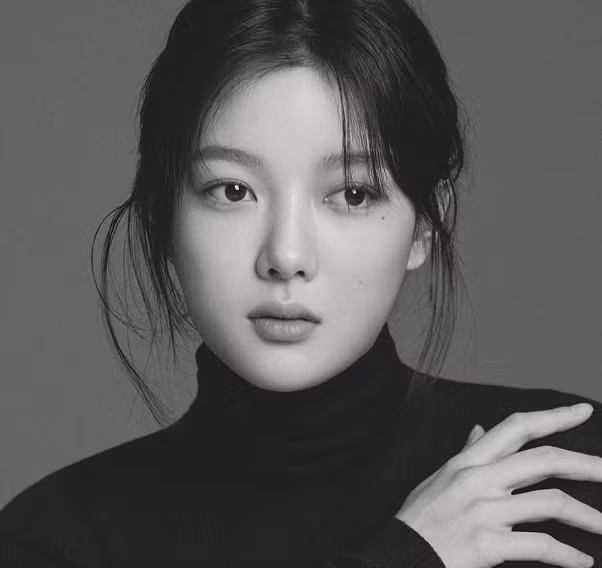 “Vũ khí” của Kim Yoo Jung là dôi mắt to tròn đầy cuốn hút.