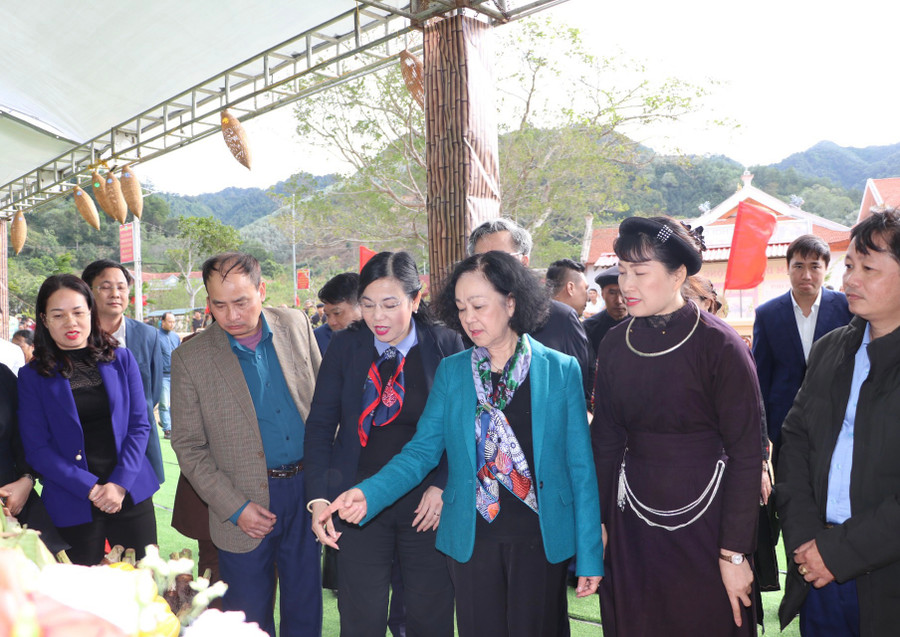 Trưởng Ban tổ chức Trung ương Trương Thị Mai thăm quan các gian hàng trưng bày sản phẩm địa phương.