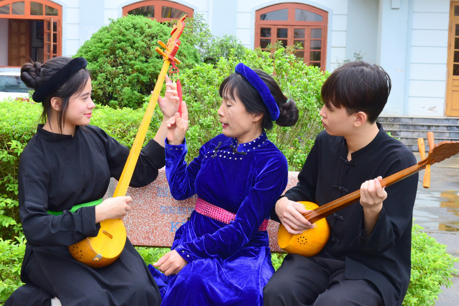 Cô giáo Bùi Thị Thu Hồng đang hướng dẫn các em học sinh sử dụng đàn tính. Cô giáo Bùi Thị Thu Hồng đang hướng dẫn các em học sinh sử dụng đàn tính.