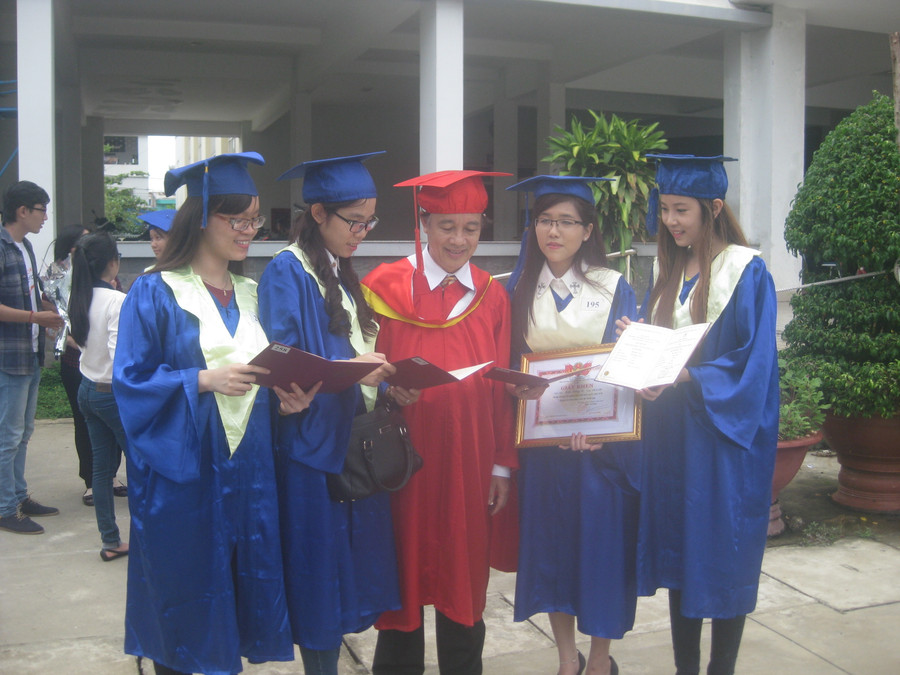 PGS TS Phan Văn Hòa chia sẻ niềm vui với các tân cử nhân.