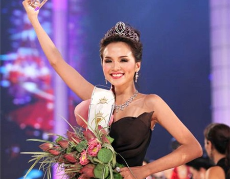 Diễm Hương bị cho là gian dối khi có chồng vẫn thi Hoa hậu hoàn vũ thế giới