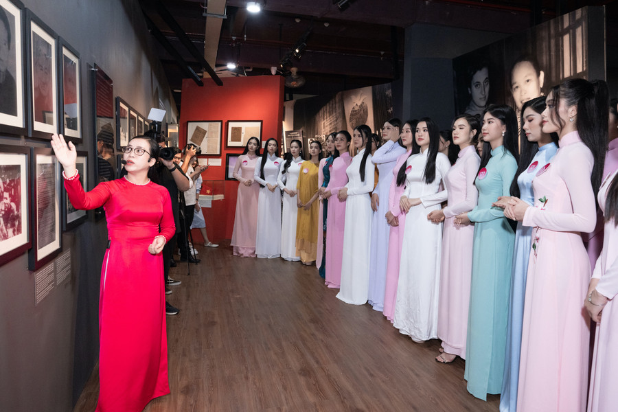 Áo dài thể hiện nét đẹp, tượng trưng cho vẻ đẹp dịu dàng, đằm thắm của người con gái Việt Nam.