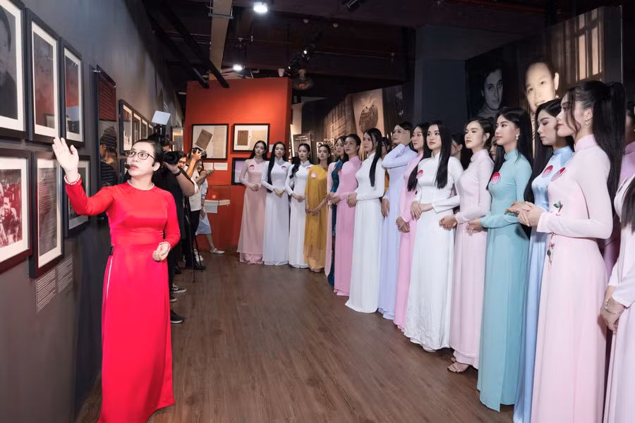 Áo dài thể hiện nét đẹp, tượng trưng cho vẻ đẹp dịu dàng, đằm thắm của người con gái Việt Nam.