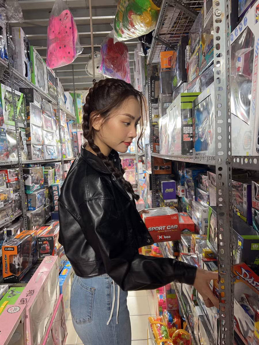 Hoa hậu Mai Phương dành thời gian đi chợ để chọn lựa những món quà như trang phục, đồ chơi...