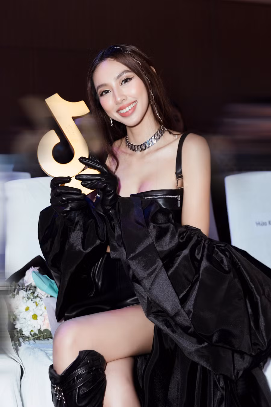 Người đẹp sinh năm 1998 mang đến hình tượng miêu nữ đầy nóng bỏng.