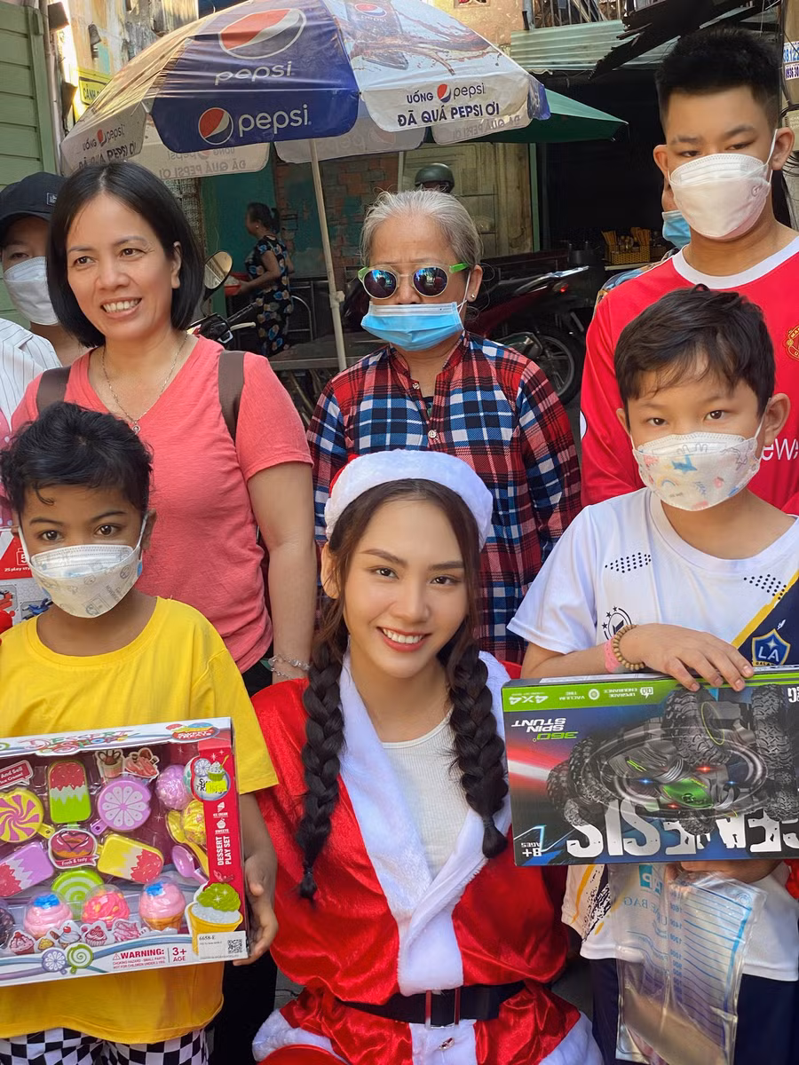 Nhìn thấy những đau đớn và điều kiện sống có phần thiếu thốn của những gia đình ở xóm chạy thận, Hoa hậu Mai Phương vô cùng xúc động.