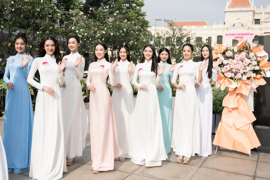 Top 35 Hoa hậu Việt Nam 2022 duyên dáng trong tà áo dài truyền thống dâng hương trước tượng đài Chủ tịch Hồ Chí Minh.