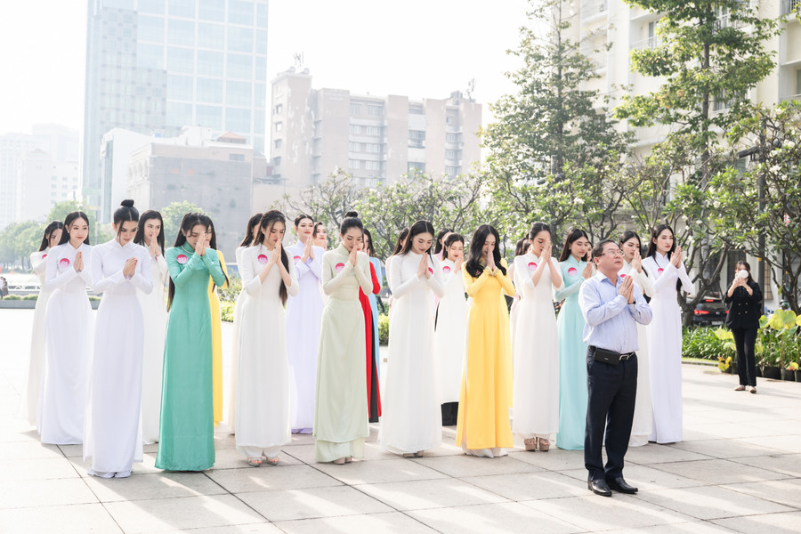 Nhà báo Lê Xuân Sơn - Trưởng Ban tổ chức, Trưởng Ban giám khảo cuộc thi Hoa hậu Việt Nam 2022 dâng hương trước tượng đài Bác Hồ.