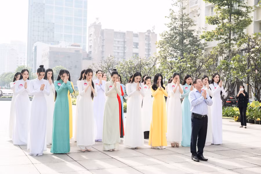 Nhà báo Lê Xuân Sơn - Trưởng Ban tổ chức, Trưởng Ban giám khảo cuộc thi Hoa hậu Việt Nam 2022 dâng hương trước tượng đài Bác Hồ.