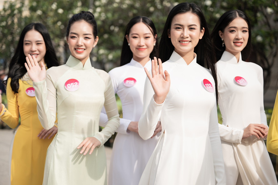 Nhiều thí sinh chia sẻ cảm xúc tự hào, xúc động khi tới dâng hương tại tượng đài Bác Hồ.