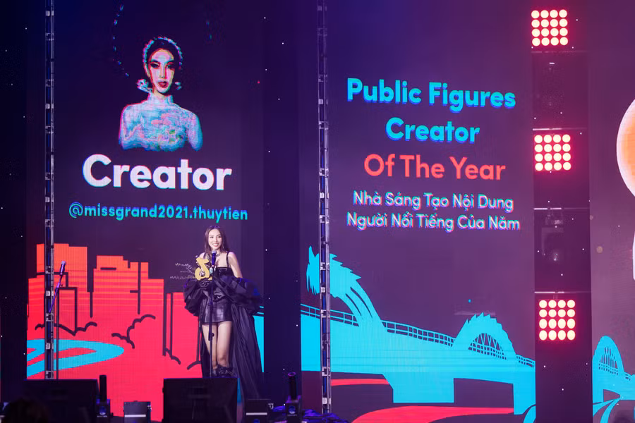 Hoa hậu Thùy Tiên nhận giải Nhà sáng tạo nội dung nghệ sĩ của năm.