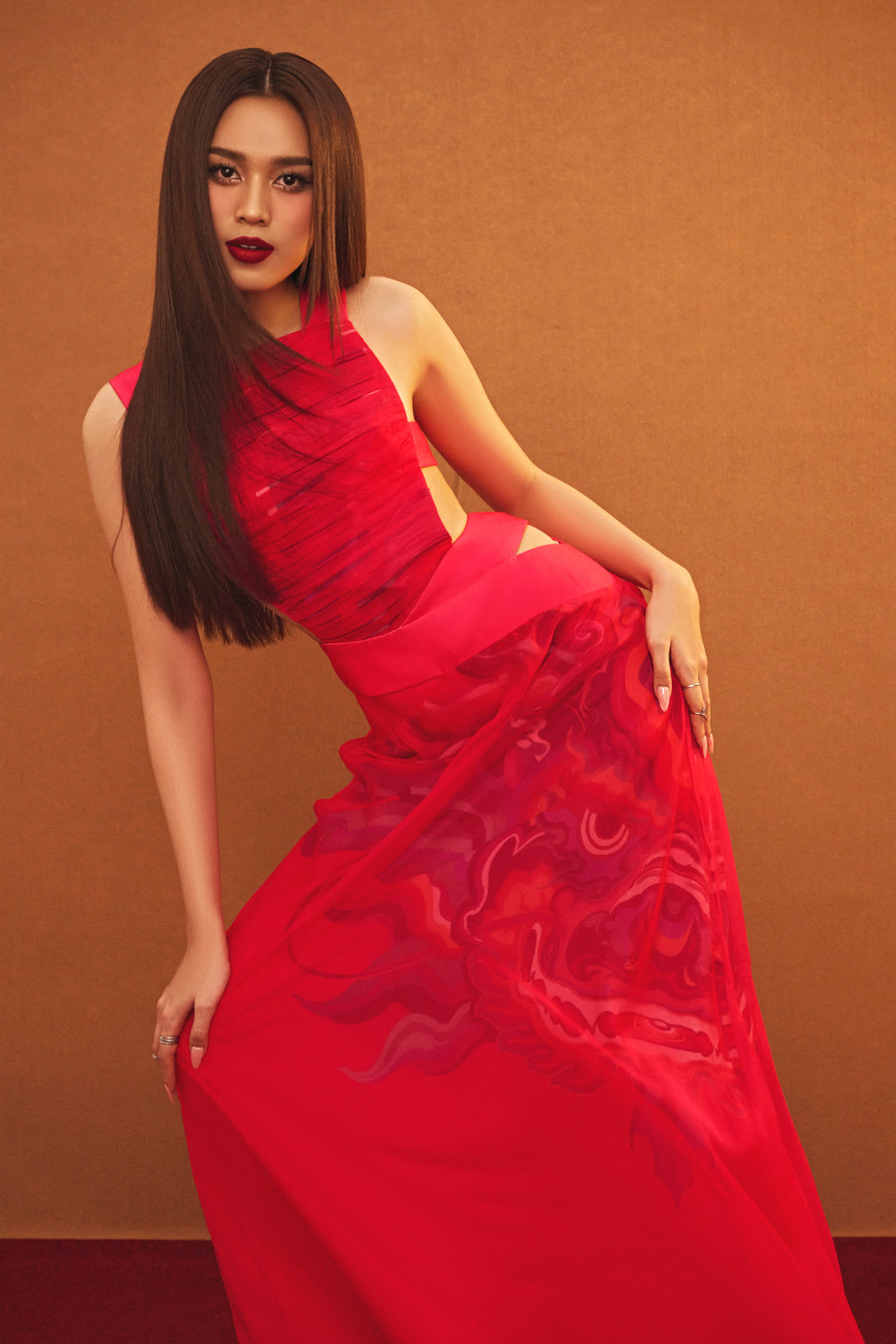 Phong thái cuốn hút, đôi phần sắc sảo, người đẹp &apos;lột xác&apos; đầy mới mẻ.