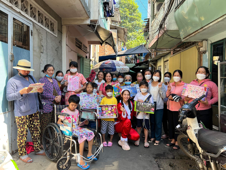 Nàng hậu hỏi thăm, động viên và giao lưu cùng các bệnh nhân. Nàng hậu hỏi thăm, động viên và giao lưu cùng các bệnh nhân.