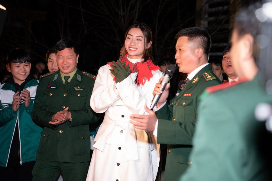 Thời điểm Lương Thùy Linh đến trao quà cũng là 3 ngày rét đậm nhất tháng, nhưng sự chân tình của nàng hậu góp phần khiến những ngày giá rét thêm phần ấm áp. Thời điểm Lương Thùy Linh đến trao quà cũng là 3 ngày rét đậm nhất tháng, nhưng sự chân tình của nàng hậu góp phần khiến những ngày giá rét thêm phần ấm áp.