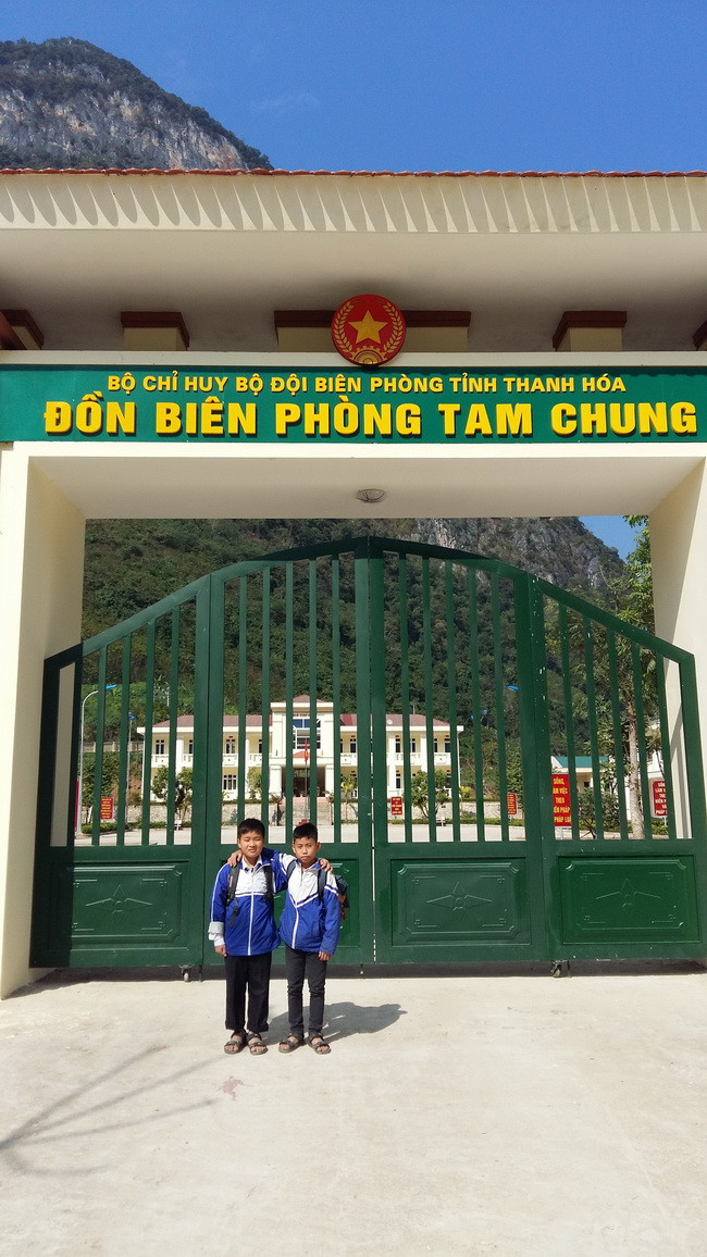 Bắt đầu từ năm 2012 các chiến sỹ đồn Tam Chung đã đón nhận hai cháu Vi Văn Thắng và Hoàng Văn Tuất (cả hai em đều sinh năm 2006, nhà ở bản Poọng, xã Tam Chung) về nuôi, ăn ở sinh hoạt trực tiếp tại đồn Bắt đầu từ năm 2012 các chiến sỹ đồn Tam Chung đã đón nhận hai cháu Vi Văn Thắng và Hoàng Văn Tuất (cả hai em đều sinh năm 2006, nhà ở bản Poọng, xã Tam Chung) về nuôi, ăn ở sinh hoạt trực tiếp tại đồn