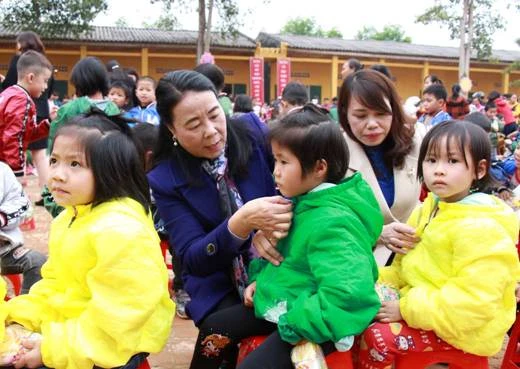 Những chiếc áo ấm góp phần xua tan đi giá lạnh, mang đến một mùa đông ấm áp cho các em học sinh miền núi