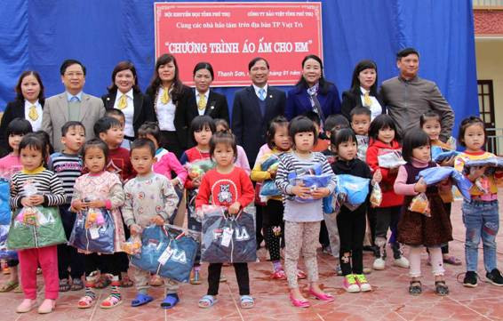 Đại diện lãnh đạo Hội Khuyến học tỉnh, huyện Thanh Sơn và các nhà hảo tâm trao tặng áo len, áo phao ấm cho các em học sinh Trường Mầm non Văn Miếu Đại diện lãnh đạo Hội Khuyến học tỉnh, huyện Thanh Sơn và các nhà hảo tâm trao tặng áo len, áo phao ấm cho các em học sinh Trường Mầm non Văn Miếu