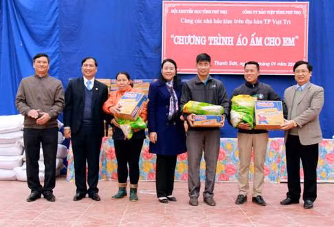 Đại diện lãnh đạo Hội Khuyến học tỉnh, huyện Thanh Sơn và các nhà hảo tâm tặng gạo, mỳ tôm cho cho học sinh hệ bán trú dân nuôi của Trường THCS Thượng Cửu, Trường THCS Yên Lương, Trường Trung cấp Nghề dân tộc nội trú Phú Thọ (huyện Thanh Sơn)