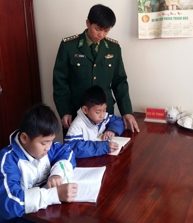 Trong 5 năm qua Đại úy Cao Đình Xuân là người trực tiếp nuôi dưỡng, dạy dỗ hai cháu Vi Văn Thắng và Hoàng Văn Tuất tại Đồn Biên phòng Tam Chung. Trong 5 năm qua Đại úy Cao Đình Xuân là người trực tiếp nuôi dưỡng, dạy dỗ hai cháu Vi Văn Thắng và Hoàng Văn Tuất tại Đồn Biên phòng Tam Chung.