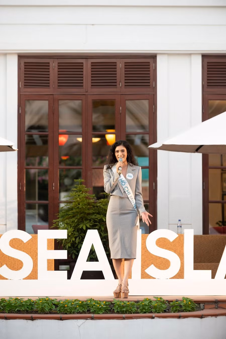 Thí sinh Võ Thiên Thanh - SBD 341 (TP HCM) lọt top 3 thí sinh thuyết trình hay nhất về Quảng Ninh. Đặc biệt phần thi được thể hiện bằng tiếng Anh.